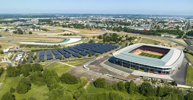photo  sur 16 800 m² de parking, les ombrières photovoltaïques du stade marie-marvingt, au mans (sarthe), produisent désormais de l’électricité depuis novembre 2023.  &copy;  geoffroy drouault/air2d3 