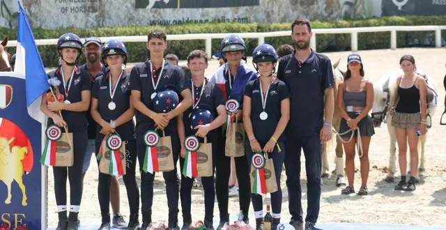 photo  jade colasse, deuxième à partir de la gauche, et killian dussain, troisième, vont représenter la france aux europe u18 de pony-games.  &copy;  nathalie lancereau 