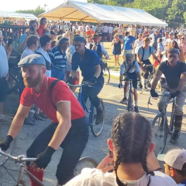photo en fin d’après-midi, la course de vélos humoristique a fait sortir le public de la torpeur.  ©  ouest-france