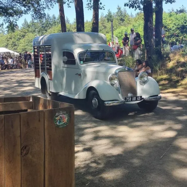 photo petit répit à l’ombre du parc de la pentière pour les propriétaires de véhicules anciens, comme ici avec cette bétaillère mercedes, ancienne et assez rare.  ©  ouest-france