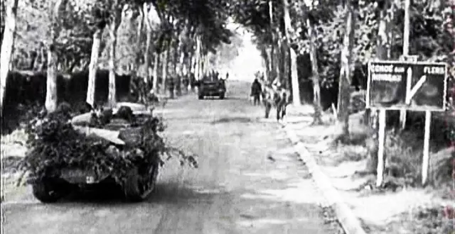 photo  le 16 août 1944, deux bren-carrier (chenillette d’infanterie) de la 3e division d’infanterie, camouflés avec du feuillage, se dirigent vers le carrefour de la madeleine, à la sortie de tinchebray (orne).  &copy;  archives américaines (nara) 