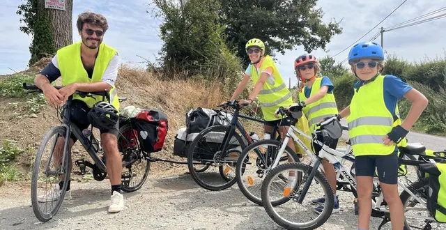 photo  ludovic, marie, gabriel et noé sont partis de laval pour rejoindre l’île d’oléron à vélo. et le chemin pour y arriver n’est pas aisé.  &copy;  co – louis pin 