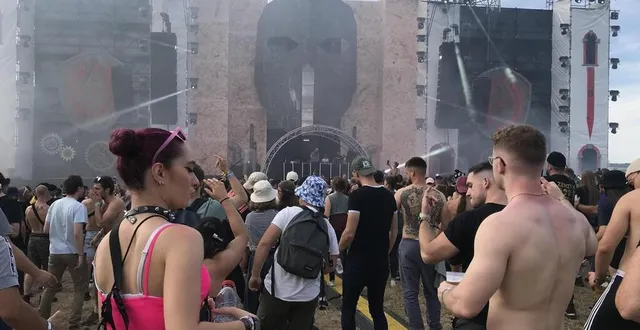 photo  les quatre tours médiévales ornent la scène principale de l’eskape festival, à montilly-sur-noireau.  &copy;  archives ouest-france 