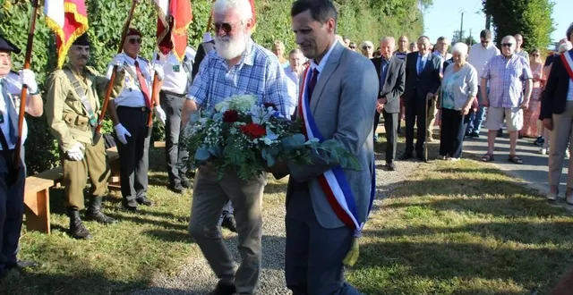 photo  au dépôt d’une gerbe à la stèle de la 2e d.b. denis assier, maire, accompagné d’hubert de la bretèche, ancien médecin commandant des sapeurs pompiers locaux.  &copy;  ouest-france 