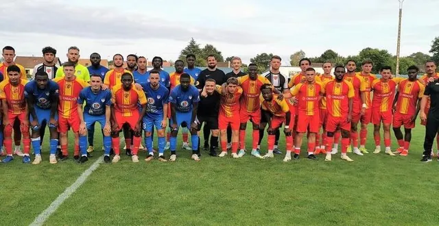 photo  à la mi-temps, joueurs et staffs des deux clubs ont pris la pose en compagnie de philippe georges, le président du club moncéen.  &copy;  le maine libre. 