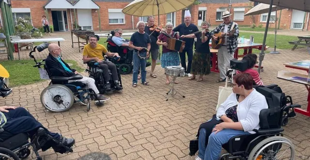 photo  l’association de musique la bande à pablo a animé le barbecue après la réunion des bénévoles.  &copy;  ouest-france 