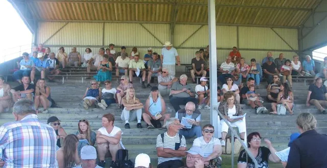 photo  les visiteurs trouvent un peu d’ombre sous les tribunes.  &copy;  ouest-france 