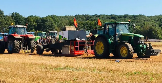 photo  les jeunes agriculteurs ont animé la journée avec concours de labour et de tracteur force, une nouveauté cette année.  &copy;  le maine libre. 