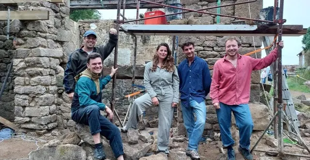 photo  paul, théo, anna, théophile et aurélien rénovent la normandière, à sainte-marguerite-de-carrouges (orne).  &copy;  ouest-france 