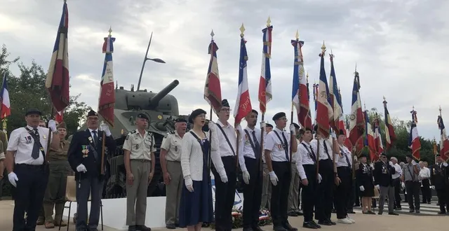 photo  à la fin de la cérémonie, l’assemblée a entonné la marche de la 2e db.  &copy;  ouest-france 