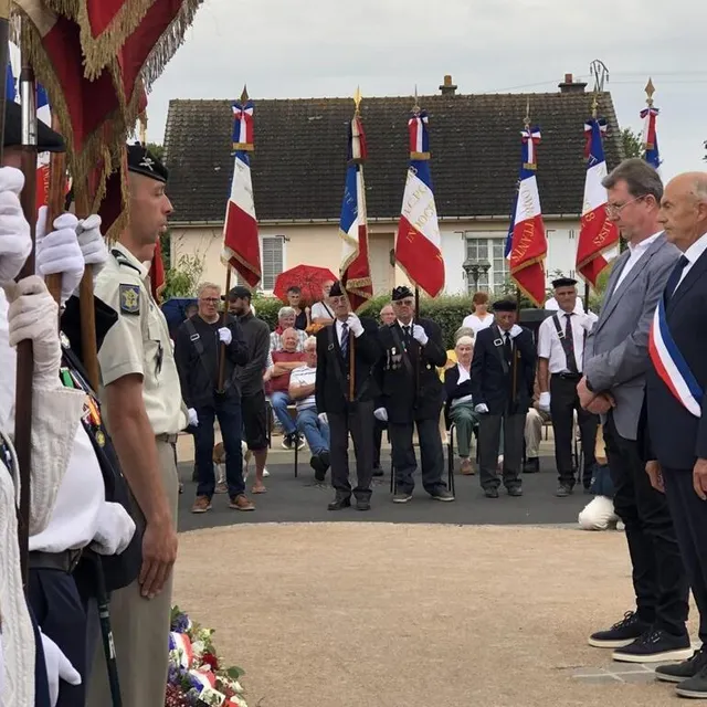 photo le maire d’elze, wolfgang schurmann et le maire d’écouché, alain lolivier ont déposé ensemble une gerbe au pied du char massaoua.  ©  ouest-france