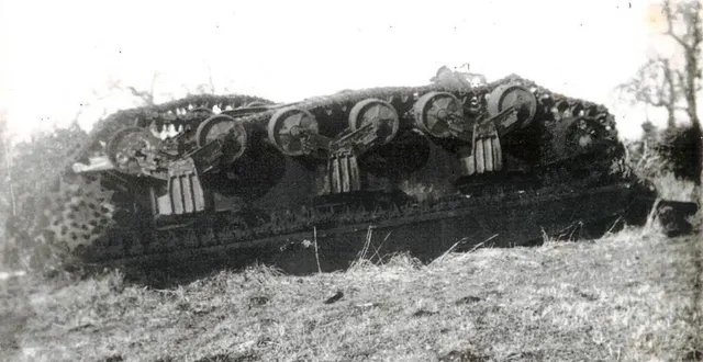 photo  un char sherman britannique du sherwood rangers yeomanry qui fut détruit lors des combats, le 16 août 1944, à berjou, dans l’orne.  &copy;  musée de berjou archives 