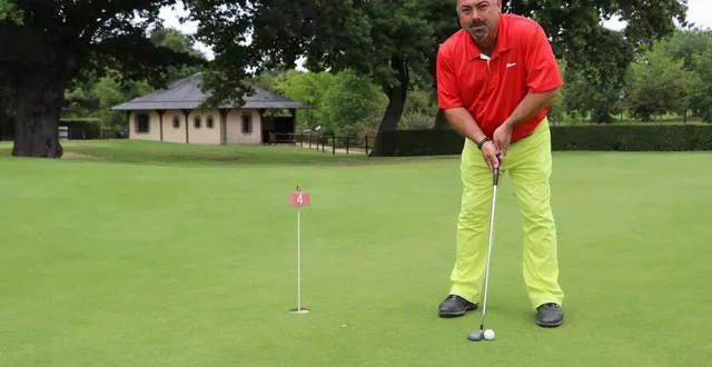 photo  bernard giordanengo, le professeur de golf de sablé, proposait notamment d’initier gratuitement le grand public au golf.  &copy;  archives ouest-france 