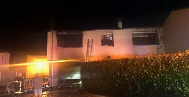 photo  une maison a été entièrement détruite par les flammes, au 33, rue des acacias, à berd’huis (orne), dans la nuit du mercredi 14 au jeudi 15 août 2024.  &copy;  ouest france 