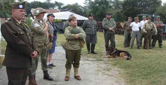 photo  au site de la gare de la roche, l’illusion était parfaite les 10 et 11 août. les américains sont bien présents et en deçà, il y a les soldats de la wehrmacht.  &copy;  co 