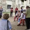 photo la passionnée d’histoire locale françoise capelle a partagé son savoir avec une quarantaine de personnes devant l’abbaye, mardi 13 août.