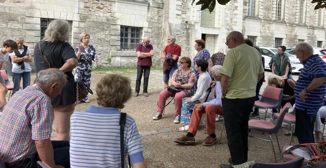 photo  la passionnée d’histoire locale françoise capelle a partagé son savoir avec une quarantaine de personnes devant l’abbaye, mardi 13 août.  &copy;  co 