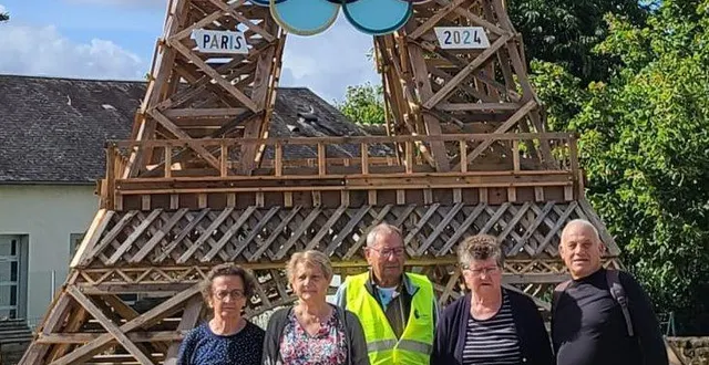 photo  une partie des randonneurs à souillé, sous la tour eiffel.  &copy;  le maine libre 