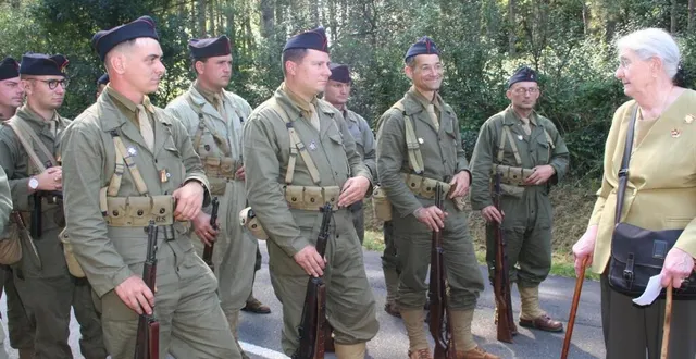 photo  catherine massu, épouse du général jacques massu, échange avec les constituteurs du convoi.  &copy;  le maine libre 