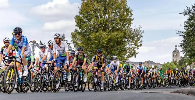 photo  lors de la 100e édition du grand prix de saint-georges-sur-loire, une centaine de cyclistes étaient présents.  &copy;  archives co - régine lemarchand 