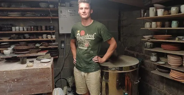 photo  jules leroy, dans son atelier de potier à rablay-sur-layon (maine-et-loire), va participer pour la première fois, au marché des terres créatives de son village.  &copy;  ouest-france 