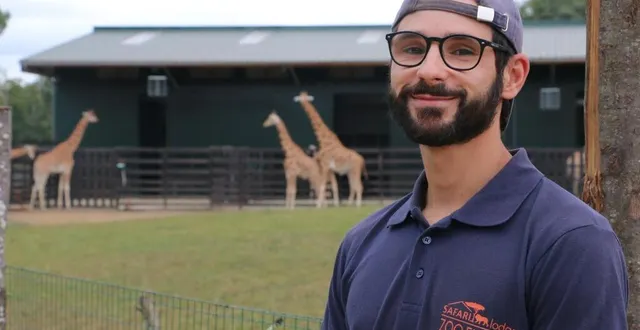 photo  paul barbonnais est soigneur animalier au zoo de la flèche depuis 7 ans. il fait partie de l’équipe qui s’occupe des nouveaux arrivants.  &copy;  ouest-france 