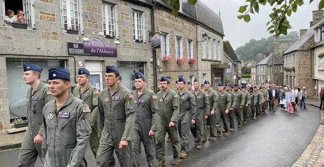 photo  à lonlay-l’abbaye (orne), une délégation de l’armée américaine a rendu un hommage à l’équipage d’un avion b17 qui s’est écrasé dans un champ de la commune.  &copy;  ouest-france 
