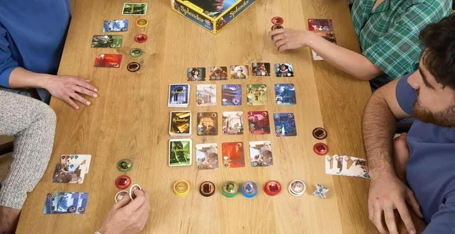 photo  une partie de « splendor » ou d’un autre jeu, samedi 17 août 2024, à précigné ?  &copy;  space cowboys 