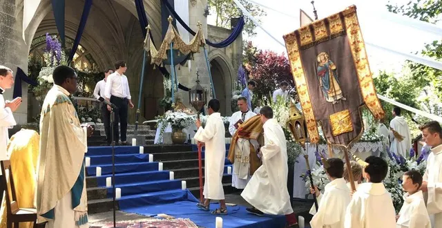 photo  la grand-messe de l’assomption, à béhuard, attire chaque 15 août de nombreux croyants mais aussi des touristes et de simples curieux.  &copy;  ouest-france 
