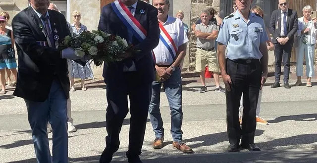 photo  alain alexandre, le sénateur olivier bitz, le maire philippe garnier et le colonel desachy.  &copy;  ouest-france 
