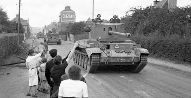 photo  flers est libérée le 17 août 1944 par le bataillon de tête de la 3e division, suivi de près par le 1er bataillon du suffolk regiment, puis la 11e division blindée.  &copy;  fonds julien guillaume 
