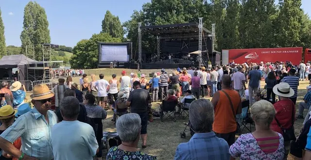 photo  ici aux tufféeries, en 2018, un show de funambule avait été proposé avant la traditionnelle soirée musicale. cette année, samedi 17 août 2024, le site du plan d’eau de tuffé accueillera les groupes boney m story et magic system.  &copy;  archives ouest-france 
