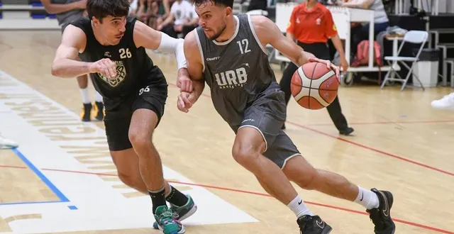 photo  le rennais maxime pointel (à droite) opposé à l’ex rennais ewan le carour, désormais à l’aurore vitré basket.  &copy;  photo : jocelyne regent/ouest-france 