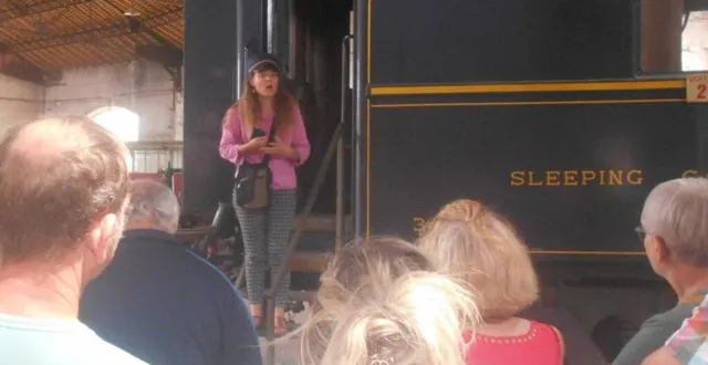 photo  alice, « chef de gare », explique aux participants les règles du jeu.  &copy;  ouest-france 