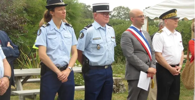 photo  les gendarmes, franck poquin, maire de saint-léger-de-linières, ceint de l’écharpe tricolore, et philippe chopin, préfet de maine-et-loire, écoutent le discours de martine richoux présidente de l’aapa à l’occasion de cette cérémonie.  &copy;  co 
