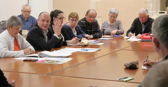 photo  frédéric beauchef (2e à gauche) ; lors d’une réunion de préparation.  &copy;  le maine libre 