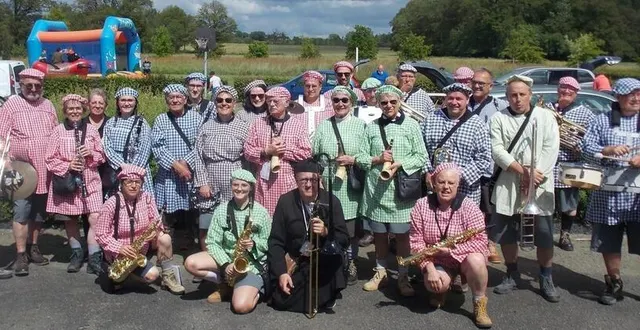 photo  les gais lurons, tout de carreaux vêtus lors d’une prestation à saint-georges-sur-erve (mayenne) cette année.  &copy;  le maine libre 