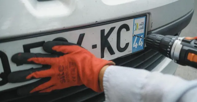 photo  de nombreux automobilistes choisissent de modifier le numéro de département sur leurs plaques d’immatriculation pour afficher celui de leur cœur.  &copy;  photo archives presse océan - simon torlotin 