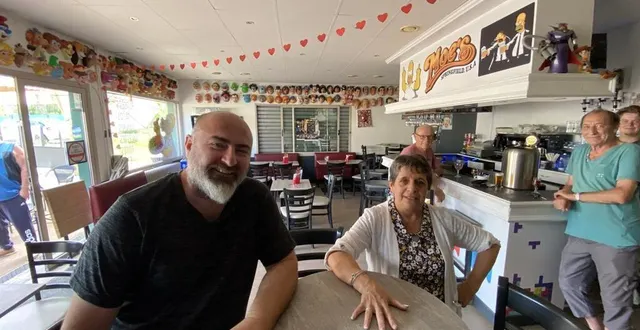 photo  quand grégory tizon a repris l’estaminet il y a deux ans à patricia bourdier, il a proposé à l’ancienne propriétaire de poursuivre avec lui jusqu’à la retraite.  &copy;  ouest-france 