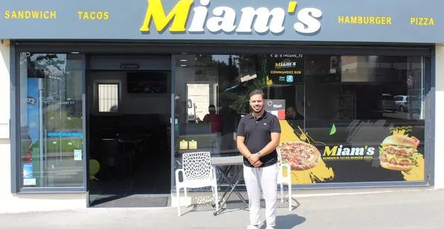 photo  mohamed rebaa devant sa seconde enseigne miam’s.  &copy;  le maine libre. 