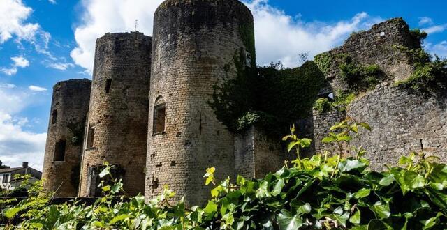 photo le château de villandraut, à une soixantaine de kilomètres de Bordeaux, a été édifié par le pape Clément V. © photo : nicolas montard