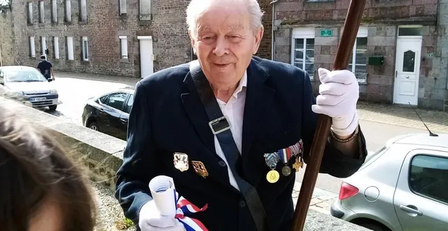 photo  diplôme et insigne de 50 ans de porte-drapeau ont été remis à yves dumaine.  &copy;  ouest-france 
