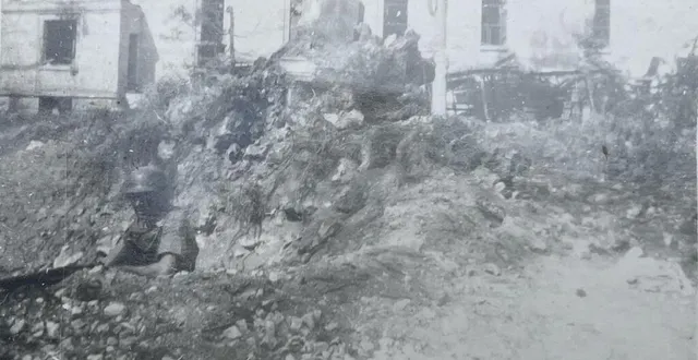 photo  rare photo d’un soldat allemand (à gauche) dans un cratère de la cour intérieure de l’institution jeanne d’arc, rue de la vicomté, bombardée le 23 juin 1944. au fond, les murs de la chapelle, qui abrite désormais… le cinéma d’argentan.  &copy;  collection françois boscher 