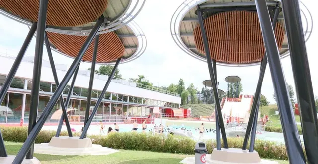 photo  face aux bassins extérieurs, des parasols photovoltaïques.  &copy;  ouest-france. 