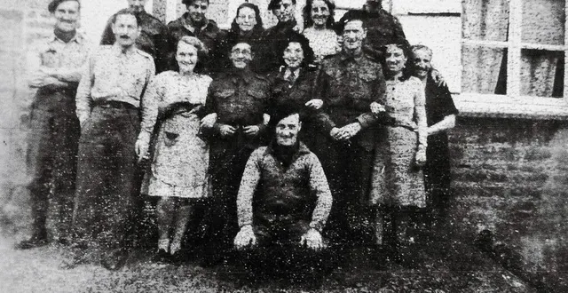 photo  les sœurs piard rencontrent à saint-pierre d’entremont la troupe du théâtre aux armées de bill waddington, the stars in battle-dress.  &copy;  collection privée 