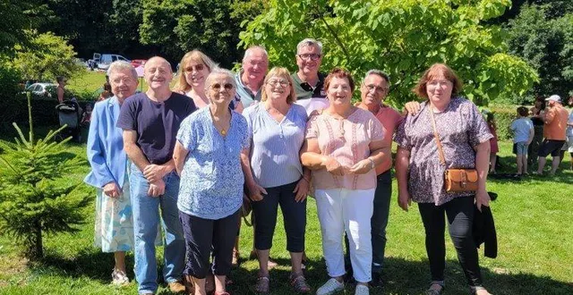 photo  paulette lambourg, à gauche, accompagnée de ses anciens élèves.  &copy;  le maine libre 