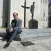 photo  christophe bayard devant le monument érigé en mémoire du général leclerc, à alençon. 