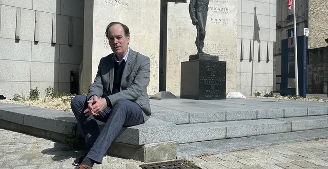 photo  christophe bayard devant le monument érigé en mémoire du général leclerc, à alençon.  &copy;  ouest-france 