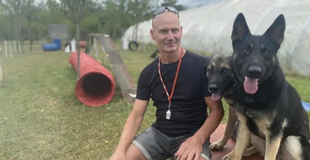 photo  philippe soinard, ici en compagnie de jedi et hudson, accueille les propriétaires de chiens depuis 20 ans dans son temple du dressage à valframbert.  &copy;  ouest-france 