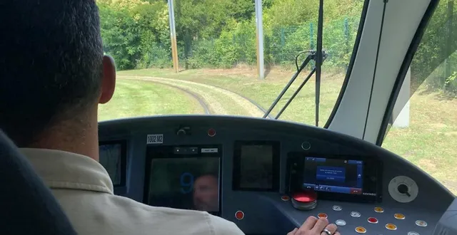 photo  conduire ces rames de plus de 30 mètres demande d’être aux aguets pour prévenir le moindre danger présent sur la voie publique.  &copy;  ouest-france 